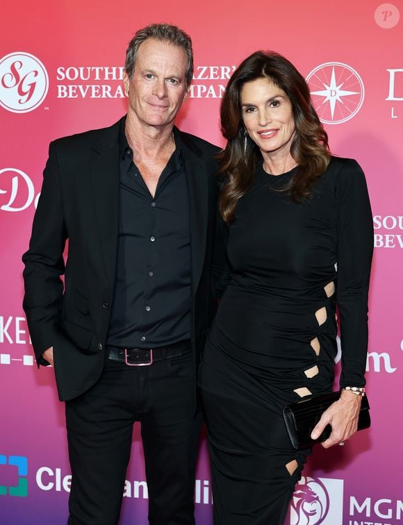 Sempre elegante, Cindy Crawford apareceu ao lado do marido, Rande Gerber, e voltou a chamar atenção após compartilhar detalhes sobre a condição que afeta suas pálpebras e impacta até sua rotina de trabalho