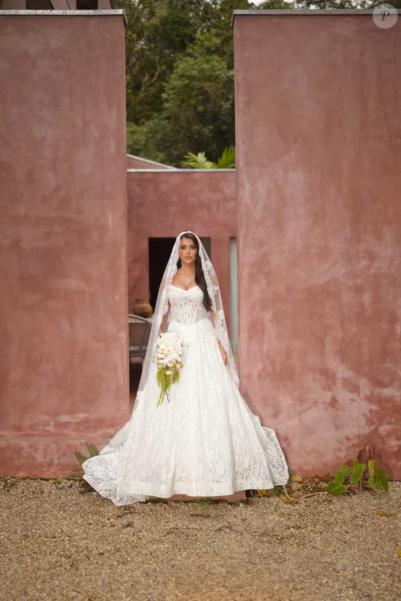 A produção de Isabella Arantes uniu romantismo e elegância em um vestido de renda que foi protagonista do casamento com Gabriel Medina