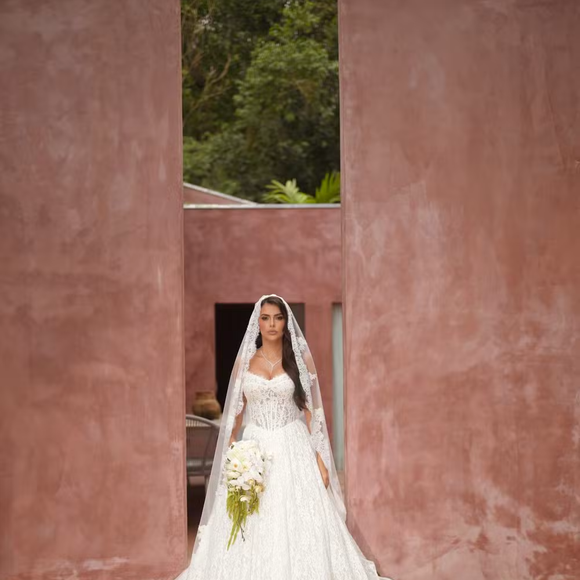 A produção de Isabella Arantes uniu romantismo e elegância em um vestido de renda que foi protagonista do casamento com Gabriel Medina