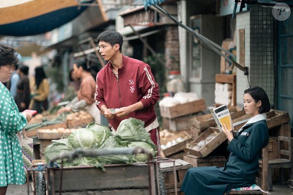 Com o passar do tempo, a série desenvolve o romance entre Ae-sun e Gwan-sik, que têm personalidades completamente diferentes
