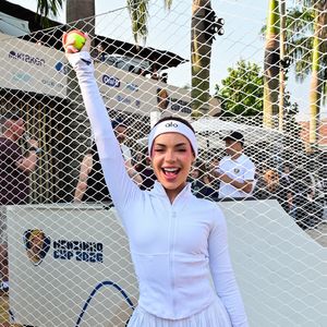 Gkay aposta em look esportivo para prestigiar torneio na capital paulista