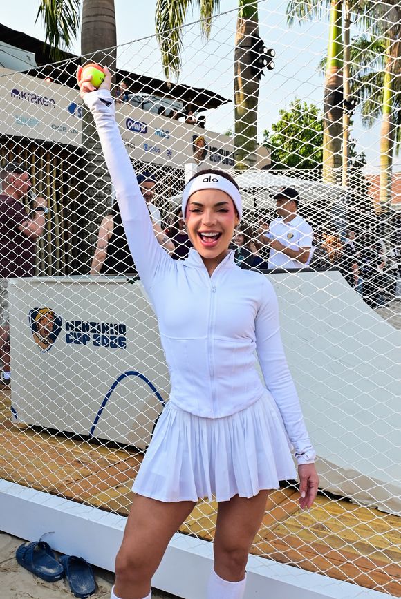Gkay aposta em look esportivo para prestigiar torneio na capital paulista