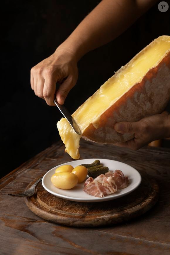 Roger Federer, além de macarrão, é fã também de raclette, um queijo que tem origem na Suíça e que pode ser consumido derretido em brasa acompanhado de batatas
