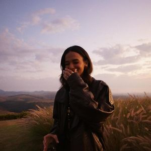 Bruna Marquezine foi para a festa apenas com peças da grife francesa Saint Laurent