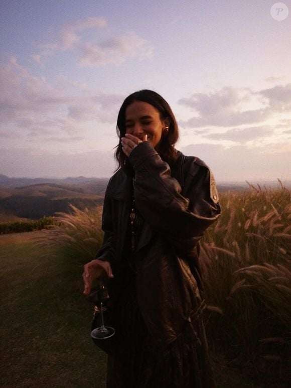 Bruna Marquezine foi para a festa apenas com peças da grife francesa Saint Laurent