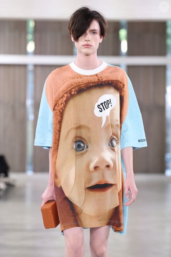 MILAN, ITALY - SEPTEMBER 25: A model walks the runway at the Moschino fashion show during the Milan Womenswear Spring/Summer 2026 on September 25, 2025 in Milan, Italy. (Photo by Daniele Venturelli/WireImage)