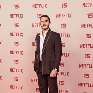 Filipe Bragança: aposta em um terno escuro com lapelas acetinadas em tom contrastante, usado sobre uma camisa clara de gola aberta sem gravata, completado por sapato social preto estilo mocassim