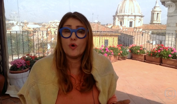 Ilze Scamparini movimenta a web ao usar óculos azuis