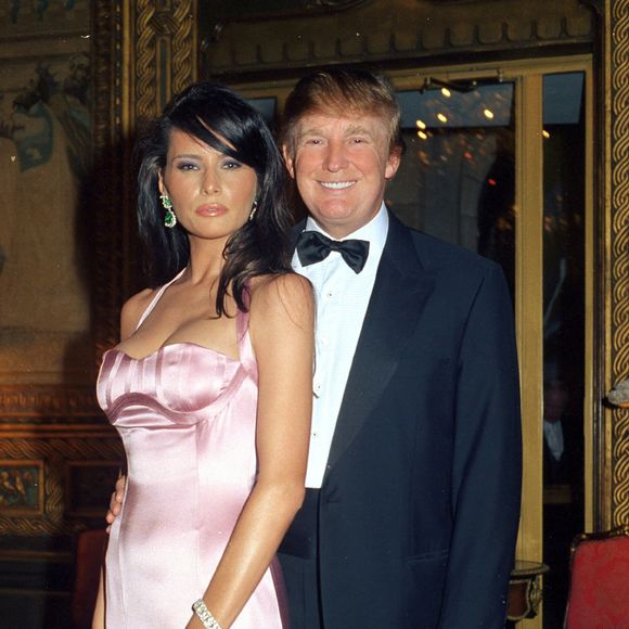 Melania Trump já teve cabelo bem escuro e com franja: essa foto é do casal em 2002