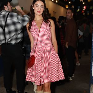 Xadrez romântico: em vermelho, esse look de Sophie Charlotte para festa junina é opção cheia de charme