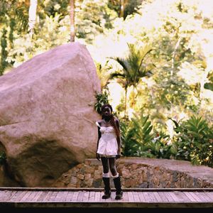 Roupa usada por Títi em fotos publicadas por Gio Ewbank evidencia a fluidez, o conforto e a natureza.