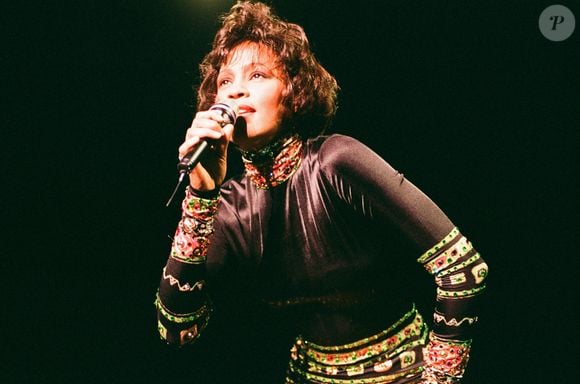 A versão de Whitney Houston para "I Will Always Love You" permaneceu por 14 semanas no primeiro lugar da parada pop americana, além de vender milhões de cópias. Segundo a Variety, a música chegou a 4 milhões de cópias vendidas, enquanto a trilha sonora de "O Guarda Costas" alcançou 45 milhões de cópias mundialmente.