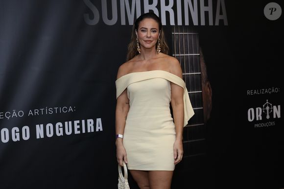 Paolla Oliveira deixou os ombros à mostra em vestido elegante e clean