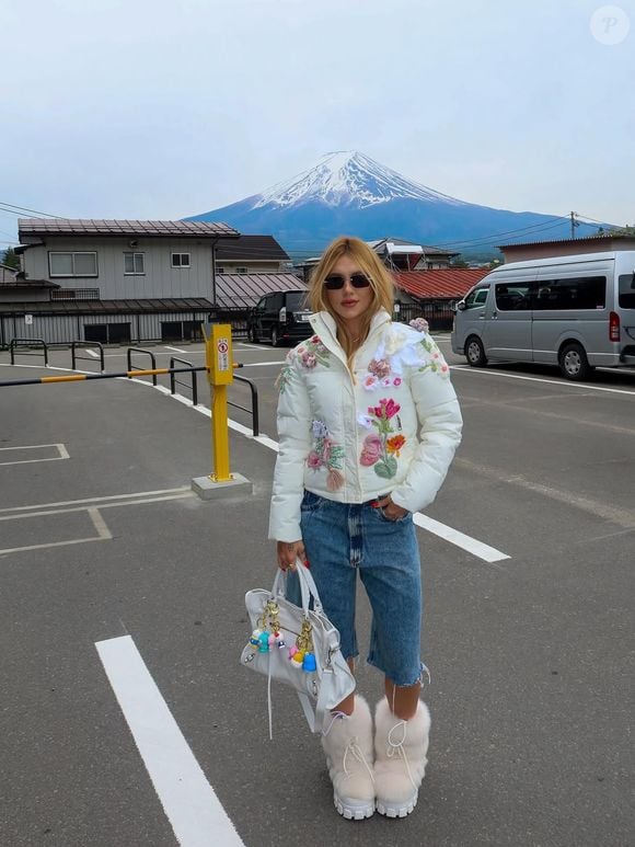 Virginia Fonseca exibe look comfy de viagem com bota tratorada de pelúcia