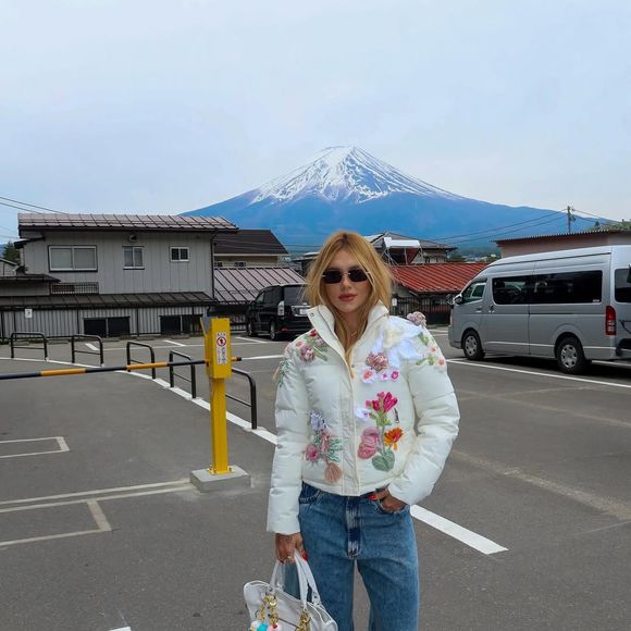 Virginia Fonseca exibe look comfy de viagem com bota tratorada de pelúcia