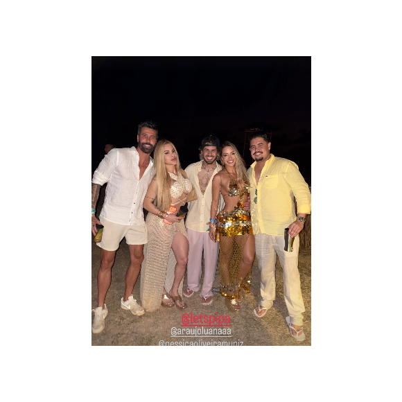 Em uma foto compartilhada ao lado de amigos, Zé Felipe aparece abraçado a uma mulher loira. O detalhe que mais chamou atenção foi a mão do cantor apoiada na cintura da jovem, gesto que rapidamente virou assunto nas redes sociais.