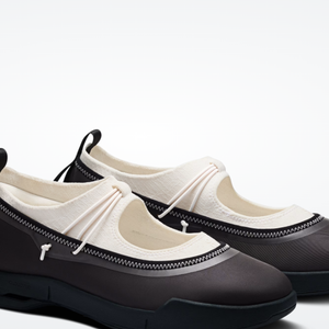 A versão Black | Ivory do Cloudnova Moon Mary Jane combina preto e detalhes em tom marfim, mantendo a proposta clean do lançamento da On com Zendaya e Law Roach. O modelo tem cano baixo, logotipos sutis e cadarços de amarração rápida, que ajudam a manter o pé firme