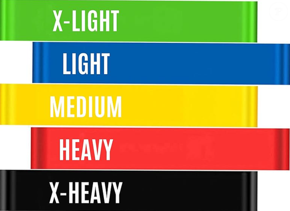 Usar uma faixa elástica para fazer exercícios de fortalecimento nos quadris é ótima alternativa para uma prática segura e simples, dentro de casa.