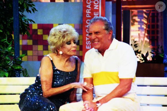 Dercy Gonçalves em foto com Carlos Alberto de Nóbrega em 'A Praça é Nossa' nos anos 2000