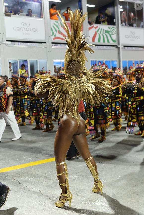 Com fantasia dourada que representava a ave carcará, Érika Januza atraiu holofotes na Sapucaí