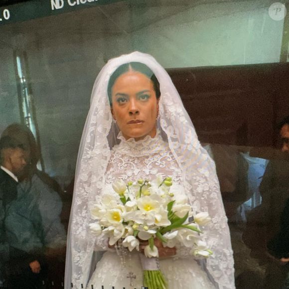 Para a cena, a personagem aparece vestida com um deslumbrante modelo assinado por Sandro Barros, nome de destaque absoluto na alta-costura brasileira.