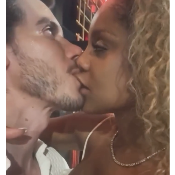 Além do lábio inferior, o superior também foi mordido enquanto Cariúcha filmava para uma amiga