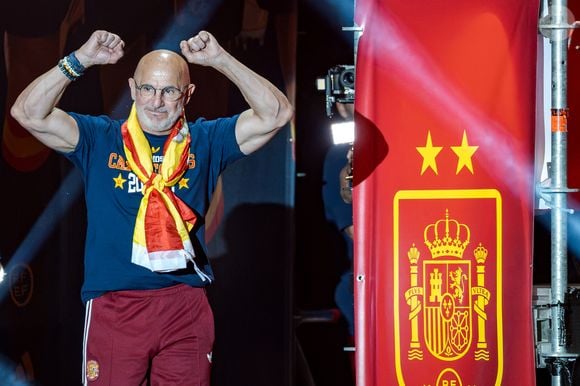Luis de la Fuente chama atenção pela forma física e pelos músculos definidos aos 65 anos
