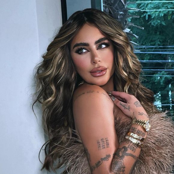 Porém, nas redes sociais as fotos de Rafaella Santos causam com acusações de exagero de filtros