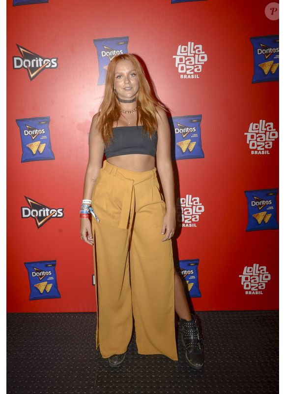 Looks dos famosos do Lollapalooza: calma amarelo-mostarda com fenda nas laterais foi a aposta de muitas famosas como Gabi Lopes