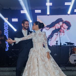 Luana Sales escolheu um segundo vestido de noiva mais leve e romântico para celebrar a festa com Sidney Sampaio