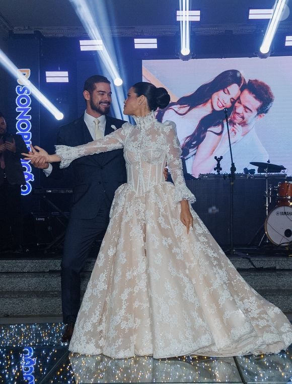 Luana Sales escolheu um segundo vestido de noiva mais leve e romântico para celebrar a festa com Sidney Sampaio