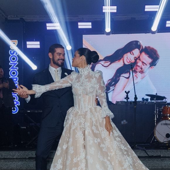 Luana Sales escolheu um segundo vestido de noiva mais leve e romântico para celebrar a festa com Sidney Sampaio