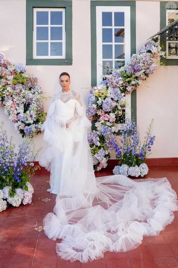 Vestido de Giovanna Lancellotti é uma peça exclusiva do estilista francês Giambattista Valli