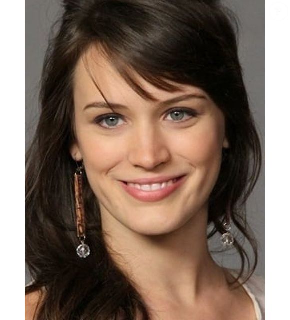 Bianca Bin exibe sobrancelha reta e fina