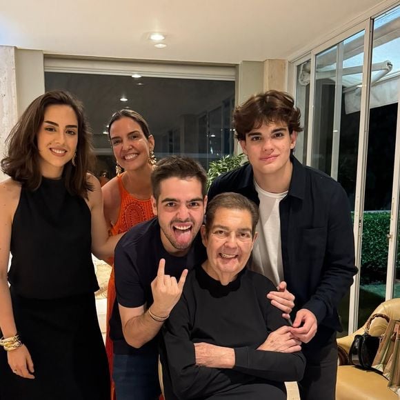 Faustão surgiu sorridente e bem-humorado em fotos de Natal com os filhos e a mulher, Luciana Cardoso