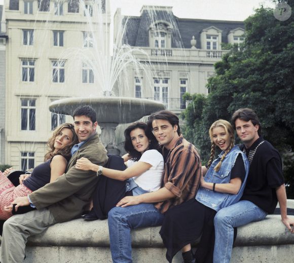 Lisa Kudrow afirmou que elenco de Friends ainda lucra milhões por ano com reprises e situação teria causado mal-estar nos bastidores