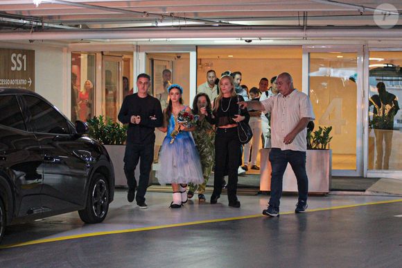 Eva, filha de Luciano Huck e Angélica, fez uma apresentação de balé no Shopping Village Mall, localizado na Barra da Tijuca