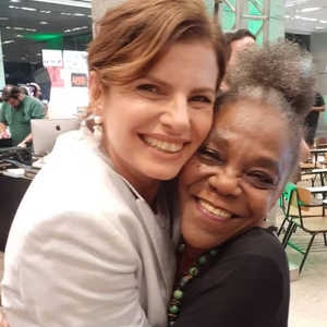 Deborah Bloch e Teca Pereira também podem ser vistas em ‘Segunda chamada’, série exibida na Globo e disponível no Globoplay
