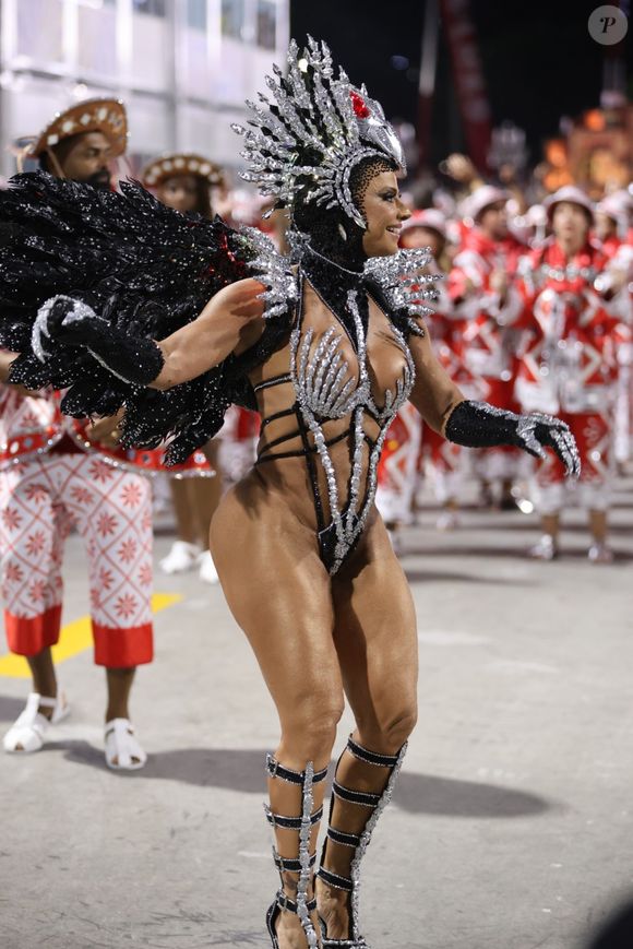 Corpo de Viviane Araújo à frente da bateria do Salgueiro rendeu vários elogios de telespectadores - Foto: Brazilnews/Agnews