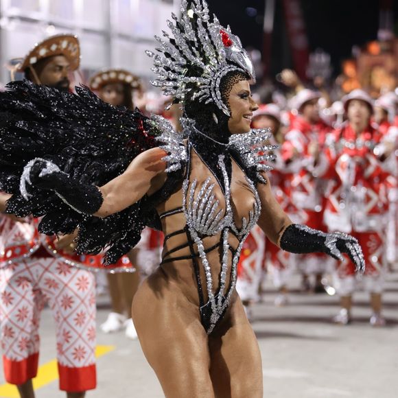 Corpo de Viviane Araújo à frente da bateria do Salgueiro rendeu vários elogios de telespectadores - Foto: Brazilnews/Agnews