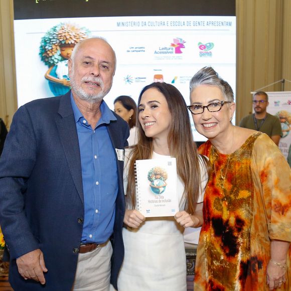Tatá Werneck posa com os pais no lançamento do livro 'Tia Zilda - Histórias de Inclusão de Claudia Werneck', que aconteceu na Câmara Municipal do Rio de Janeiro, nesta sexta-feira (11).