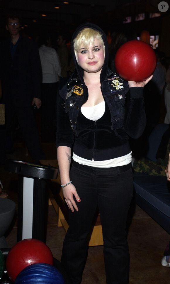 Kelly Osbourne apareceu de cabelo bem curto durante a première de Lucky Strike Lanes em 2003
