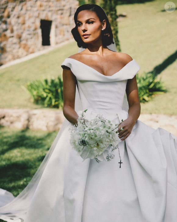 Vestido de noiva de Isis Valverde foi da grife de Vivienne Westwood.