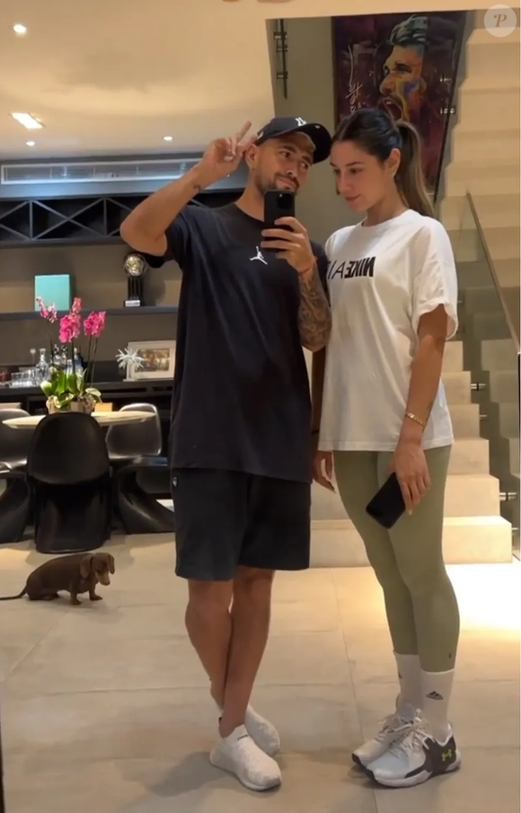 Arrascaeta possui um quadro gigante com o rosto do jogador, instalado bem na sala principal - e sempre presente nas selfies que o craque registra diante do espelho.