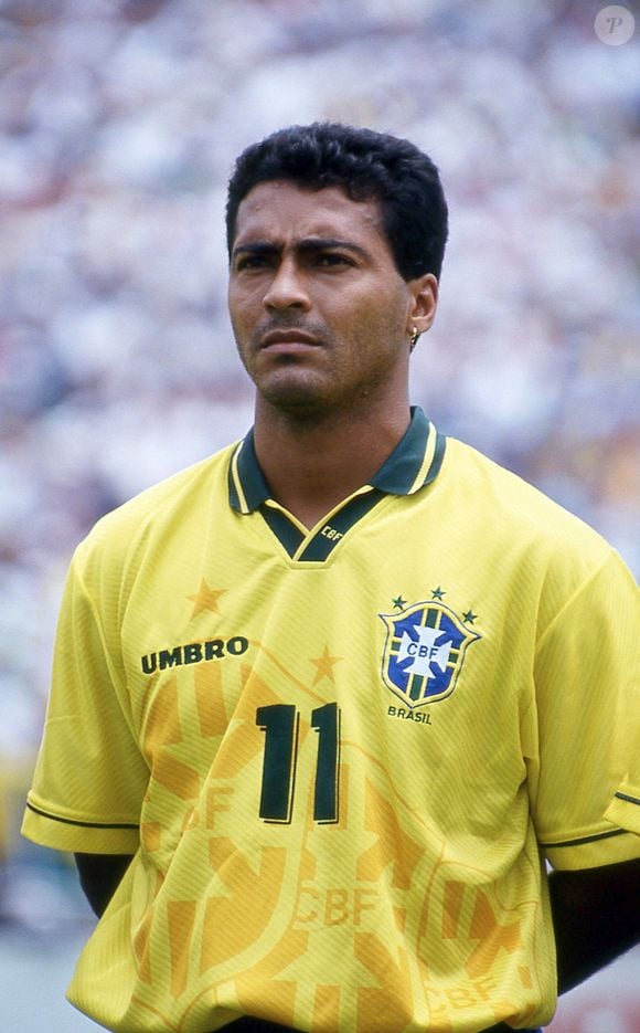 Romário foi um dos maiores atacantes da história do futebol e o principal protagonista da conquista da Copa do Mundo de 1994 pelo Brasil. Eleito o melhor jogador do mundo pela FIFA naquele ano, ele marcou 5 gols no torneio e foi fundamental para o tetracampeonato