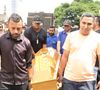 Corpo de Juca de Oliveira é levado no caixão para ser sepultado no cemitério do Araçá