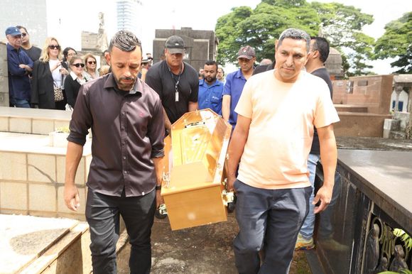 Corpo de Juca de Oliveira é levado no caixão para ser sepultado no cemitério do Araçá
