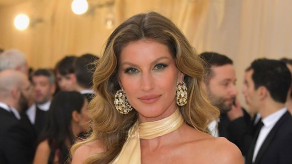 Mais barato que suplemento: aos 45 anos, Gisele Bündchen aposta em chá de camomila com toque especial para relaxar, dormir melhor e manter a pele saudável