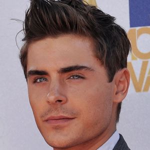 2010: já no MTV Movie Awards Arrivals, Zac Efron voltou a aparecer sem barba e com um topetão