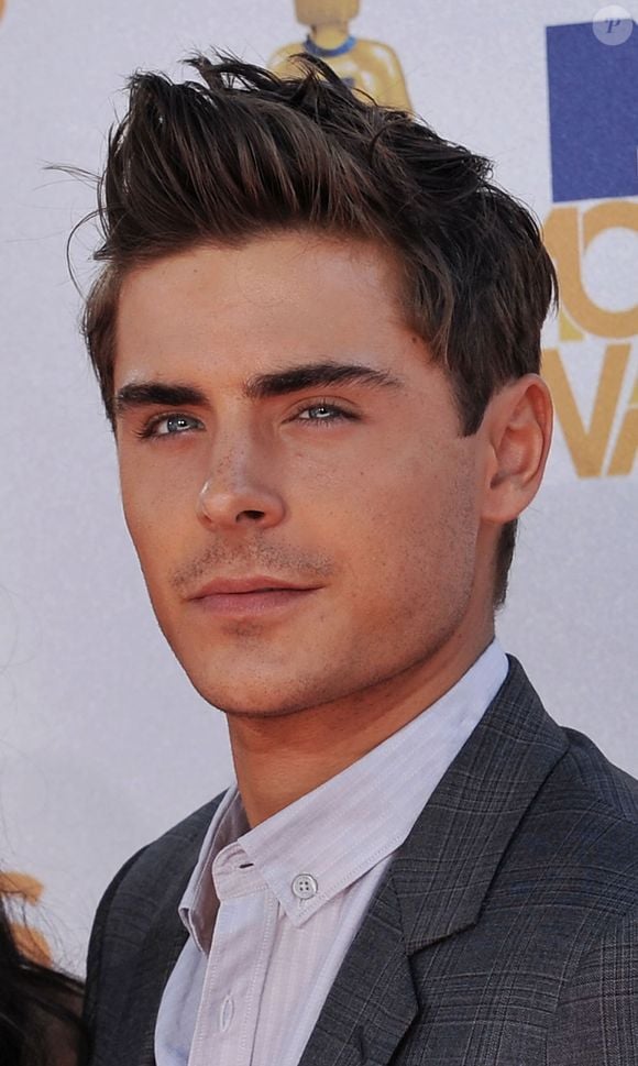 2010: já no MTV Movie Awards Arrivals, Zac Efron voltou a aparecer sem barba e com um topetão
